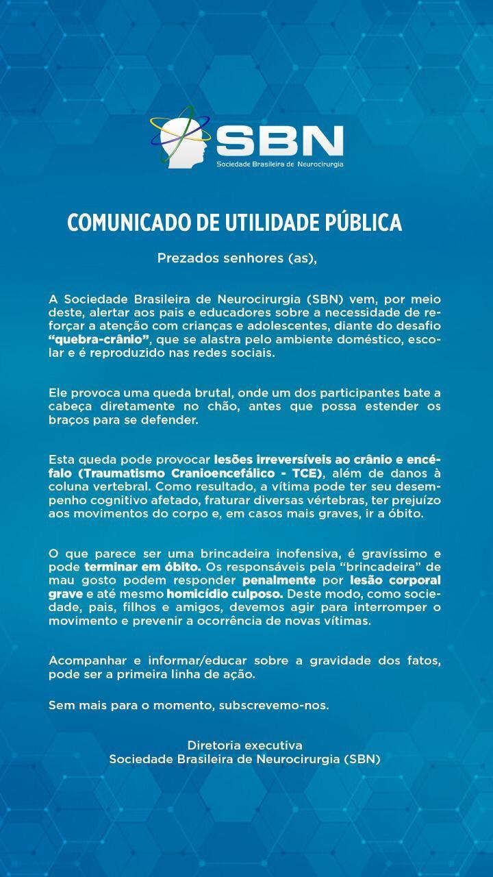 #PraCegoVer - Em fundo azul e letras brancas, aviso da Sociedade Brasileira de Neurocirurgia (SBN) de alerta a pais de crianças e adolescentes sobre o desafio "Rasteira" ou "Quebra-crânio".