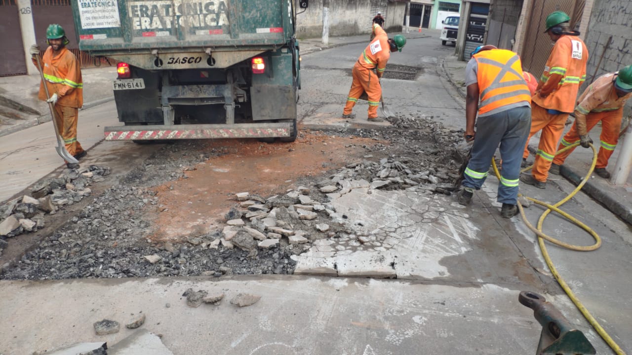  #PraCegoVer - Seis trabalhadores da Subprefeitura retiram o asfalto velho, previamente desfeito por   máquinas. Um dos trabalhadores ainda maneja a britadeira.