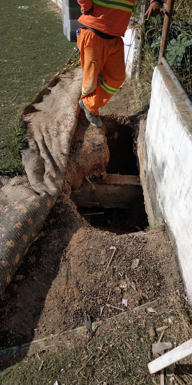 #PraCegoVer - Trabalhador da Subprefeitura verifica buraco escavado para recuperação da Galeria de Águas Pluviais (GAP)