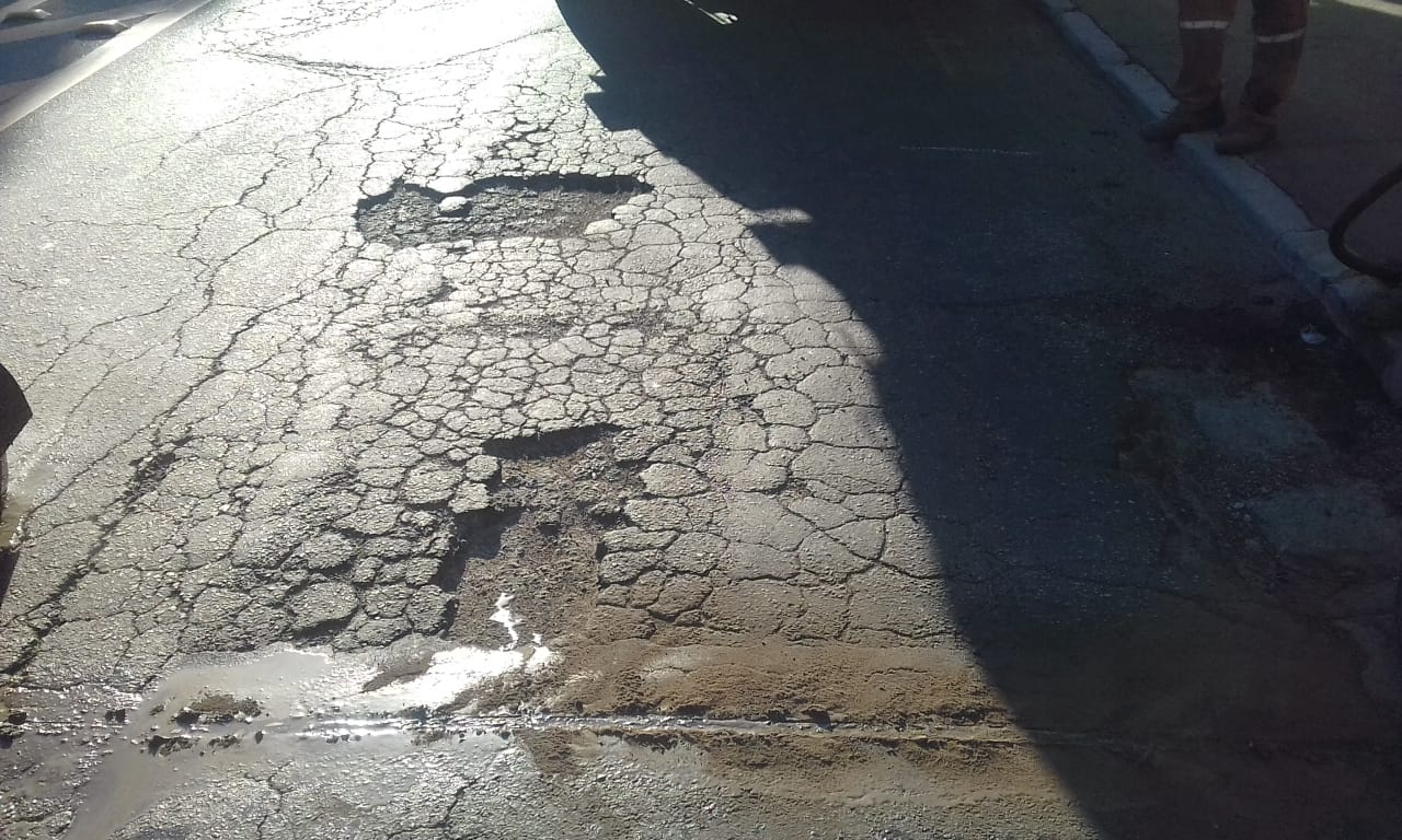 #PraCegoVer - A foto mostra os buracos na via. Na segunda foto, o local devidamente tapado.