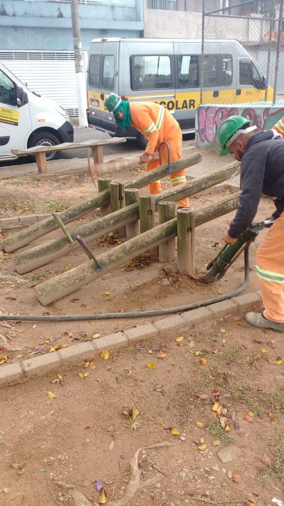 #PraCegoVer - Trabalhadores da Subprefeitura usam um martelo pneumático para quebrar a base de concreto de gangorras.