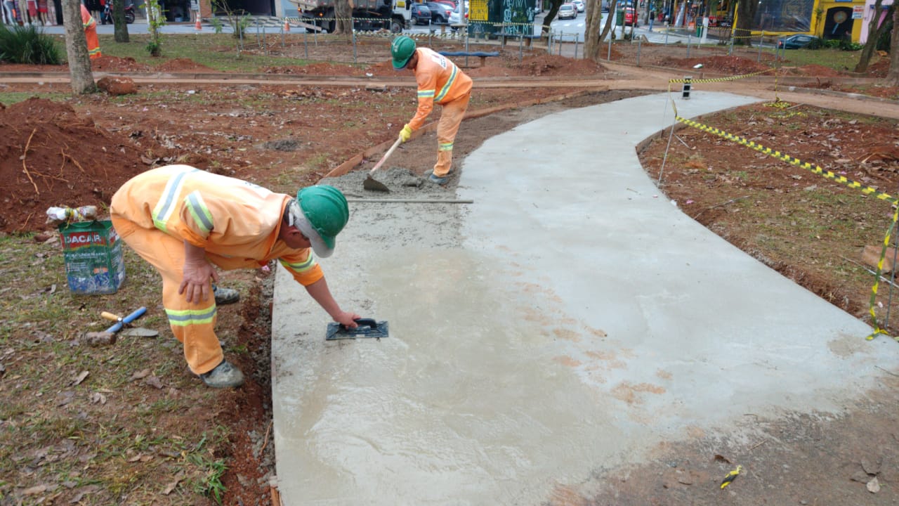 #PraCegoVer - Trabalhadores da Subprefeitura concretam passeio na praça.