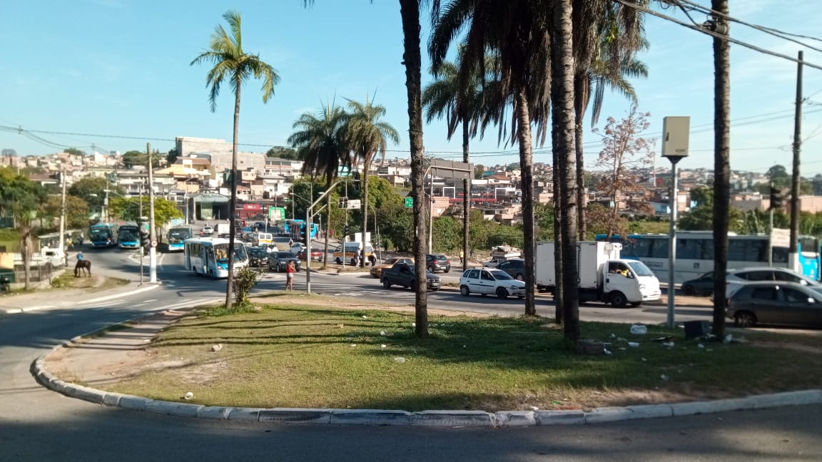 #PraCegoVer - Entroncamento da rua São José do Rio Preto com a avenida Belmira Marim. A área de corte está no centro do entroncamento.