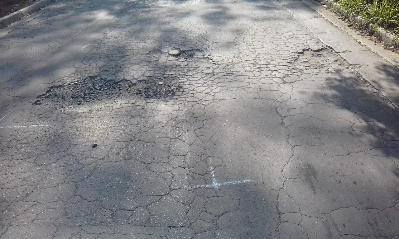 #PraCegoVer - Na primeira foto, aparecem os buracos originais. O asfalto está demarcado nos limites que serão cobertos pela massa asfáltica. Na segunda foto, o remendo já executado.