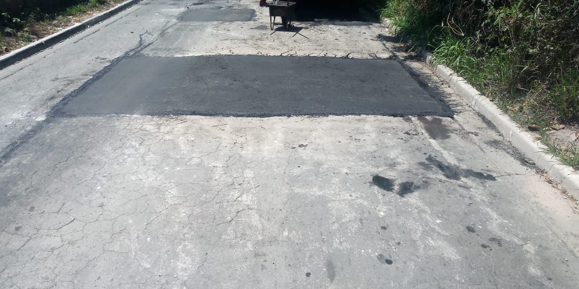 #PraCegoVer - Na primeira foto, aparecem os buracos originais. O asfalto está demarcado nos limites que serão cobertos pela massa asfáltica. Na segunda foto, o remendo já executado.