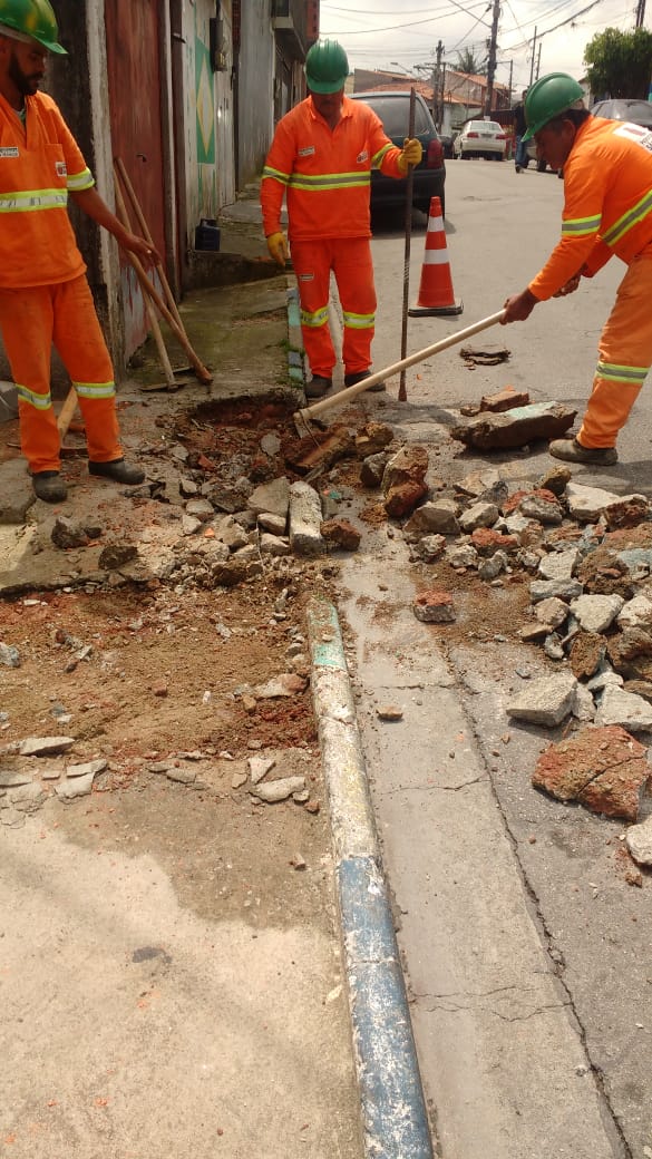 #PraCegoVer - Trabalhadores da Subprefeitura removem guias danificadas e sarjetas para posterior reparo.