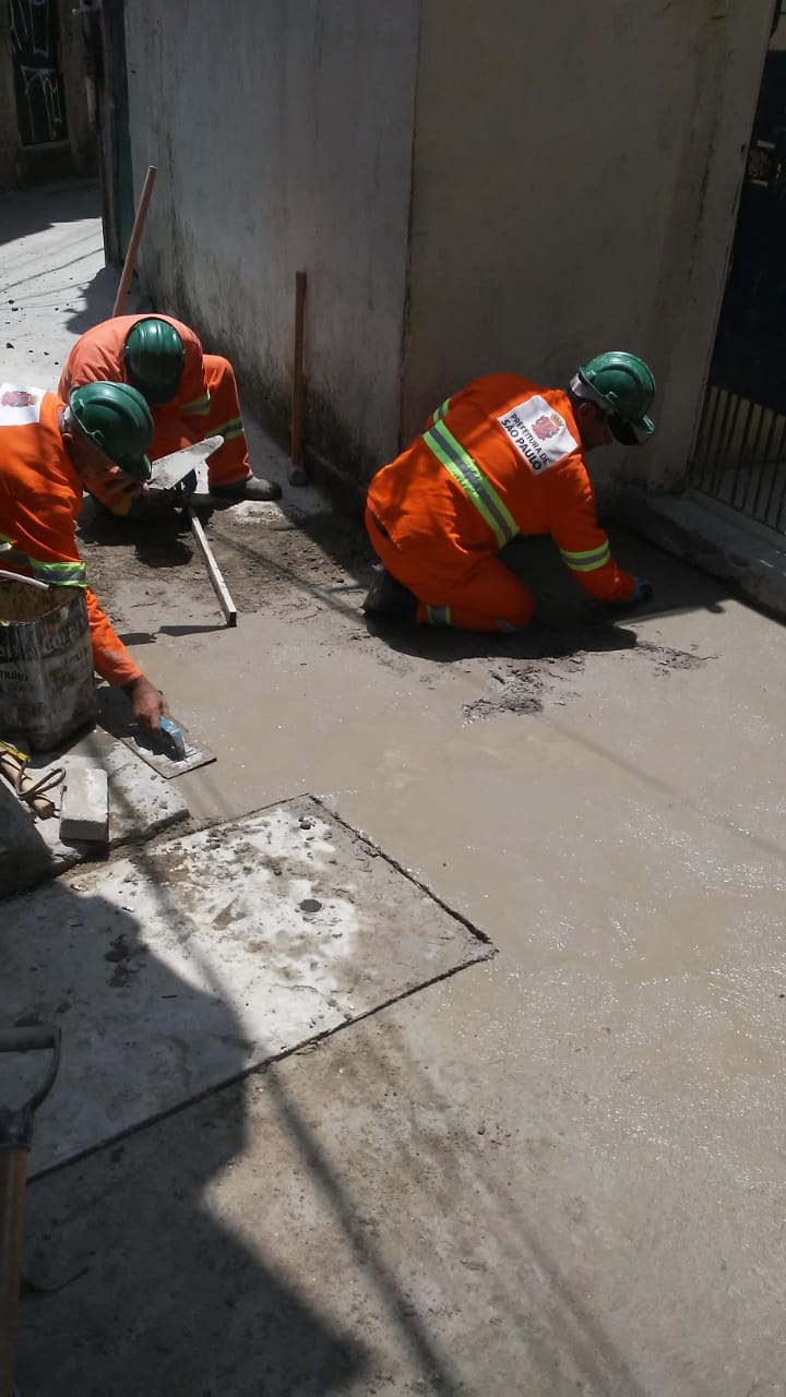 #PraCegoVer - Trabalhadores da Subprefeitura arrematam conserto de galeria de águas pluviais