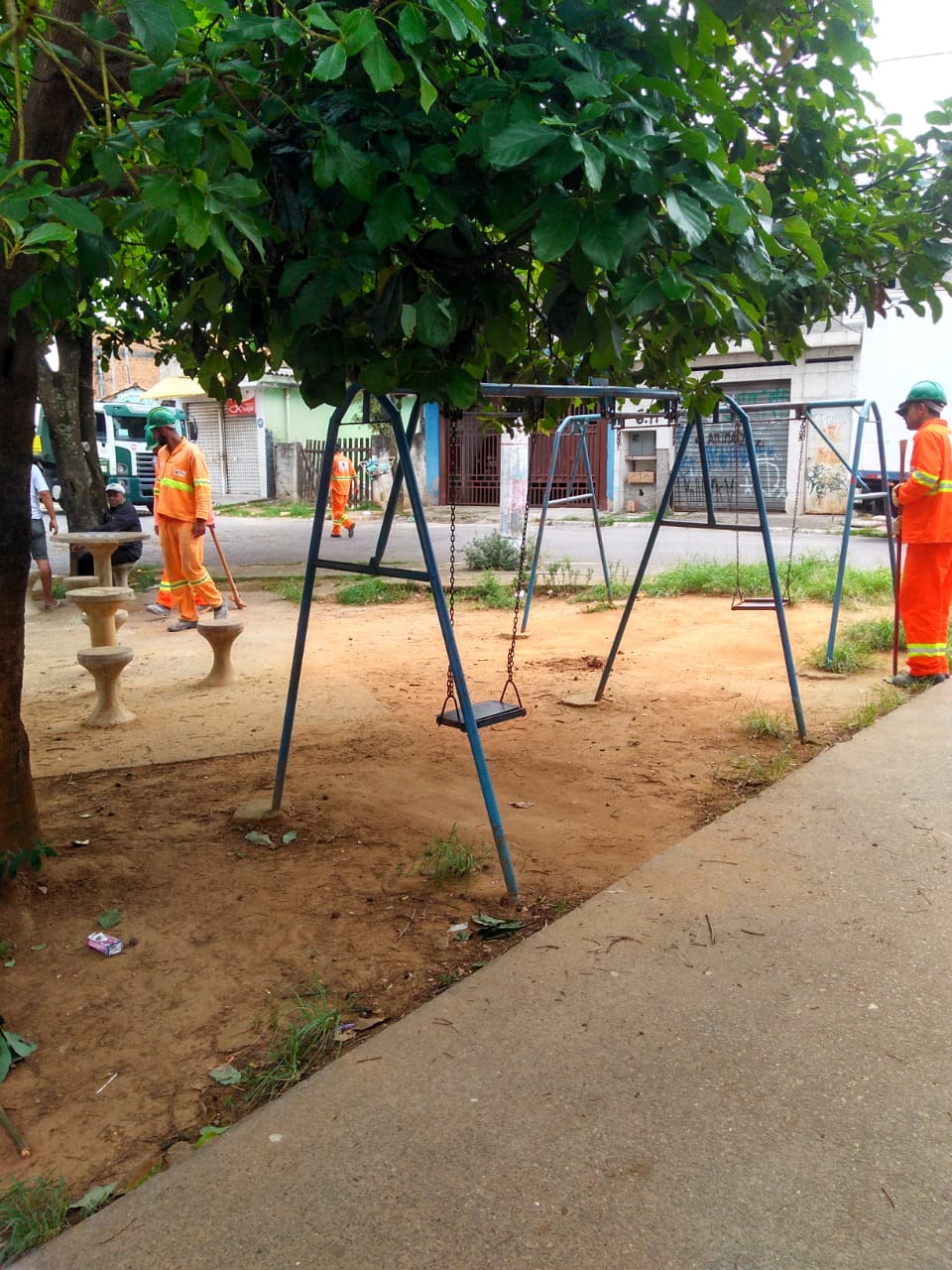 #PraCegoVer - Trabalhadores da Subprefeitura preparam a instalação dos brinquedos.