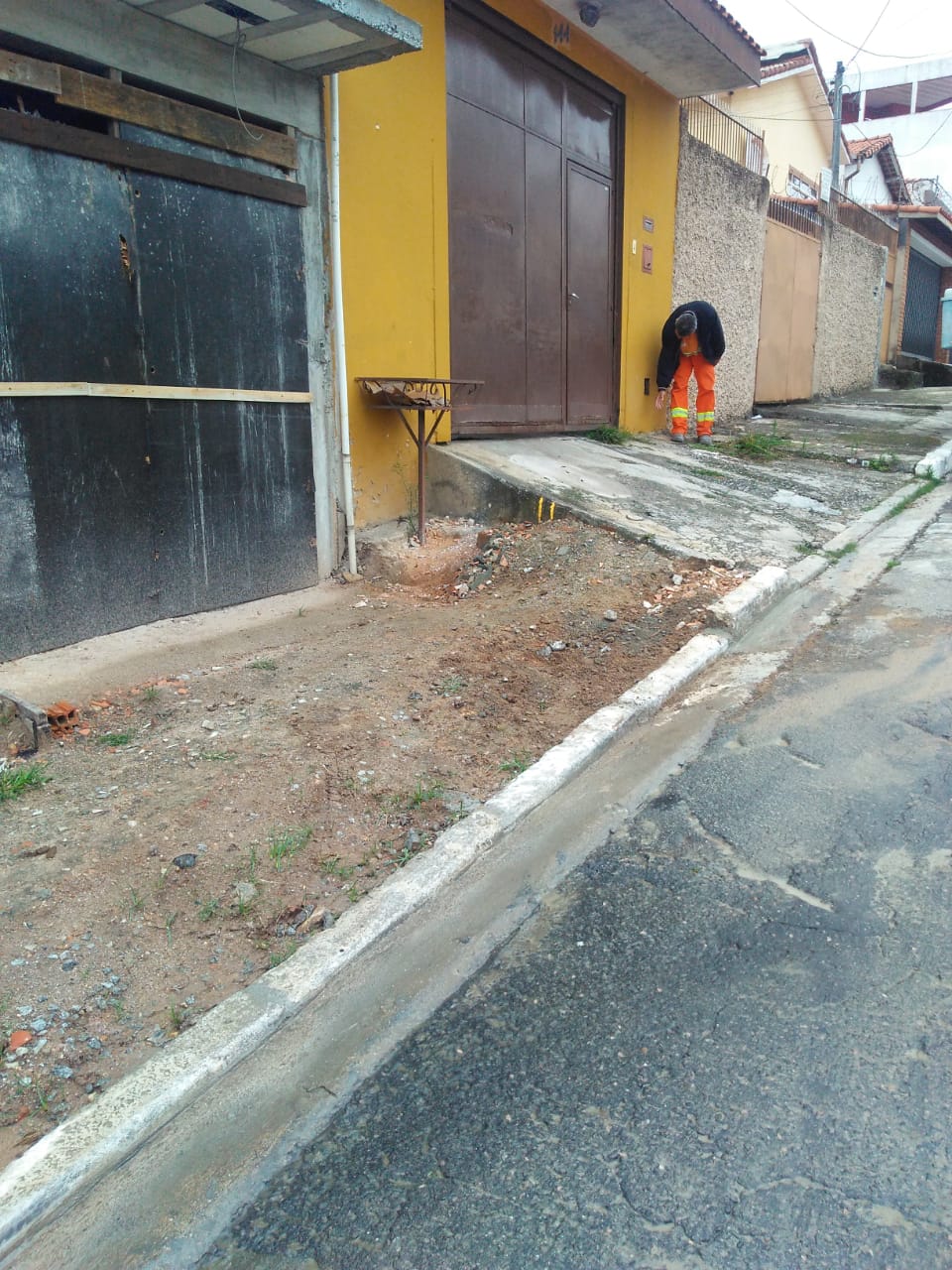 #PraCegoVer - Guia reparada na via. Um trabalhador da Subprefeitura faz arremates.