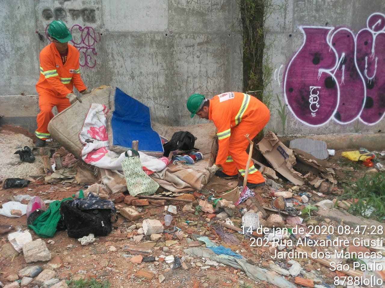 #PraCegoVer - Trabalhadores da Subprefeitura recolhem barracas e objetos deixados na via.