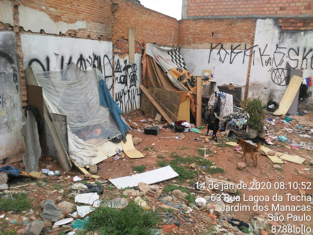 #PraCegoVer - Local de desfazimento, com lonas, tecidos e madeiras. O local está em um canto cercado por paredes.