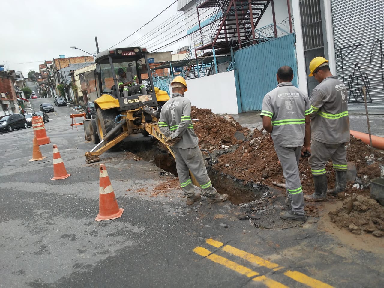 #PraCegoVer - Escavadeira abre a via para início dos trabalhos de recuperação. Em volta há trabalhadores da Subprefeitura.