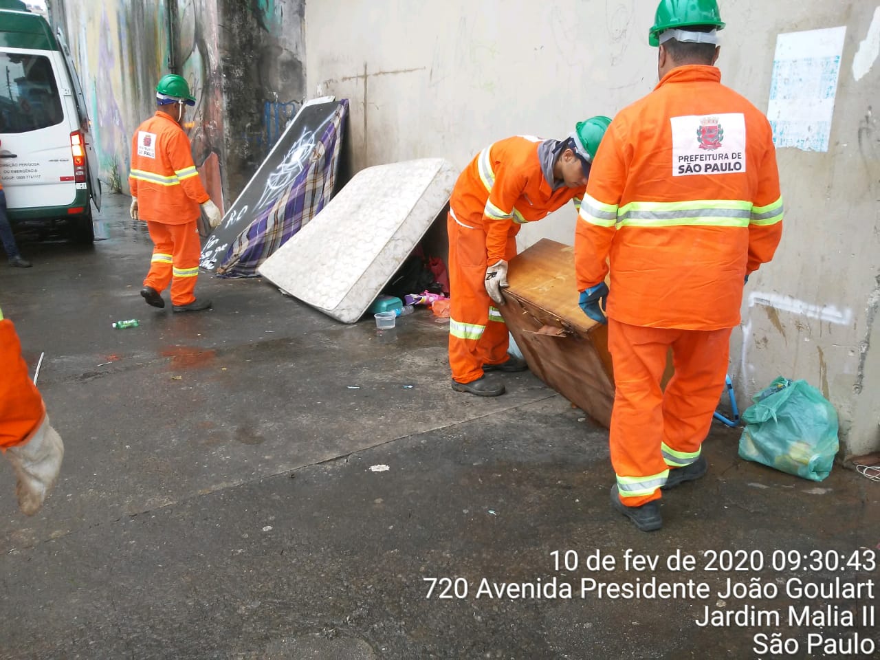 #PraCegoVer - Trabalhadores da Subprefeitura removem lonas, colchões e pertences de moradores de rua.