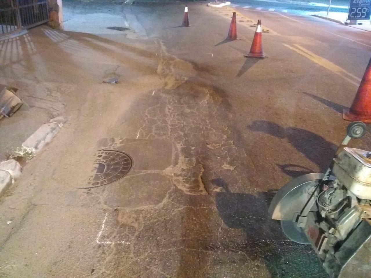 #PraCegoVer - Na primeira foto, os buracos, marcados por cones, ao lado de máquina para corte de asfalto. Na foto seguinte, o buraco já tapado.