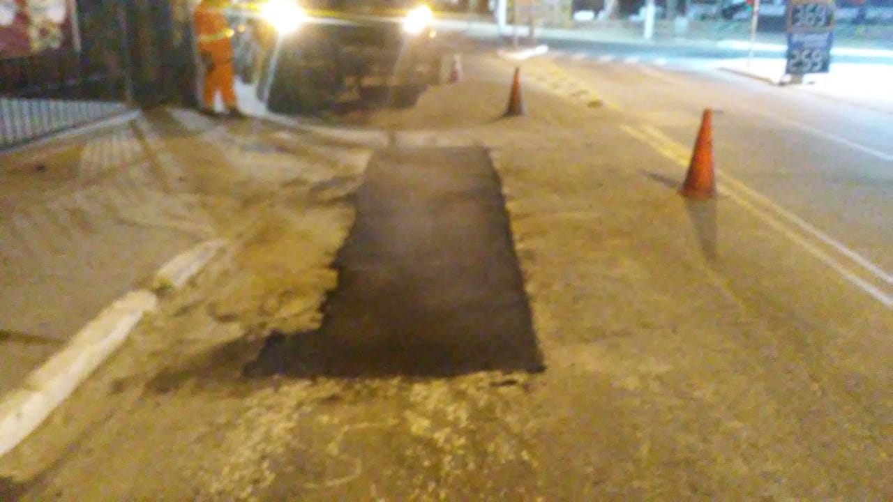 #PraCegoVer - Na primeira foto, os buracos, marcados por cones, ao lado de máquina para corte de asfalto. Na foto seguinte, o buraco já tapado.
