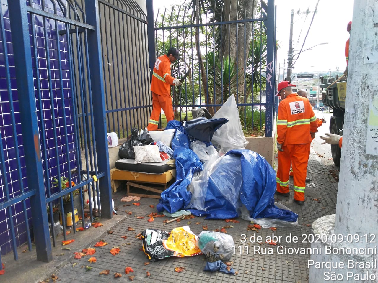 #PraCegoVer - Trabalhadores da Subprefeitura removem barracas de moradores de rua no Terminal Grajaú.