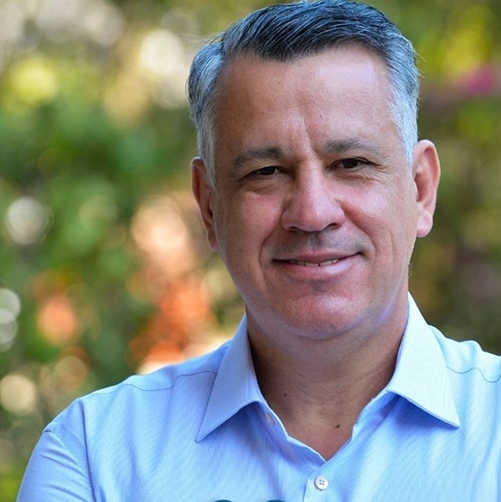 Foto colorida do coronel Marcelo Vieira Salles, com camisa azul carinha e cabelos penteados. 