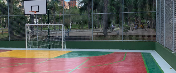 Área próxima do gol de uma quadra pintada com as cores vermelha, verde e amarela, as mesmas da bandeira do Senegal.