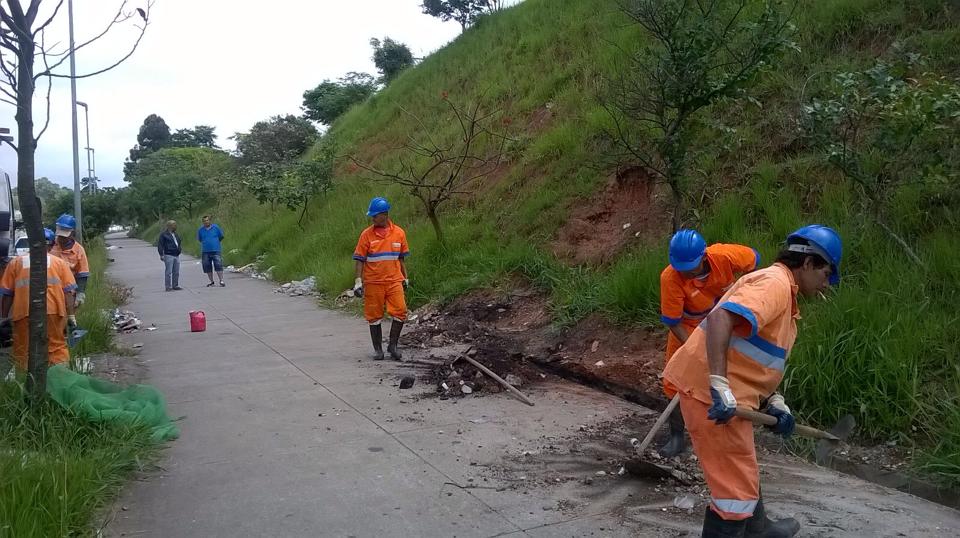 Equipes trabalham na av. Arraia do Araguaia