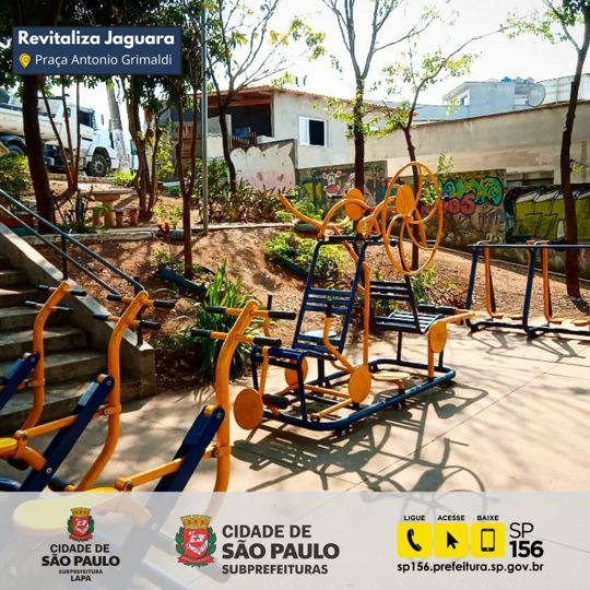 Praça com brinquedos revitalizados