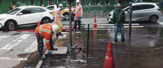 Equipe anti enchente realizando seu serviço.