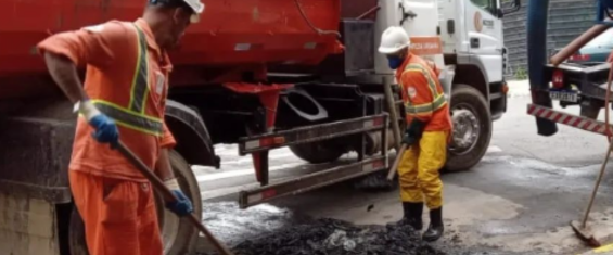 Homens realizando o serviço de reforma de sarjeta