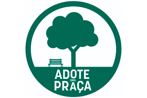 Logo do programa adote uma praça. Uma arvore, com um banco tipo praça, em verde com os dizeres "adote uma praça" em branco abaixo.