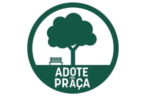 Logo do programa adote uma praça círculo na cor verde predominante e escrito em branco, na imagem consta o desenho de uma árvore e um banco de praça ao lado esquerdo
