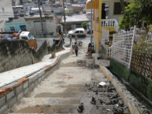 Equipe da Subprefeitura trabalha na manutenção do escadão entre as ruas Almir Dehar e Augusto Viana