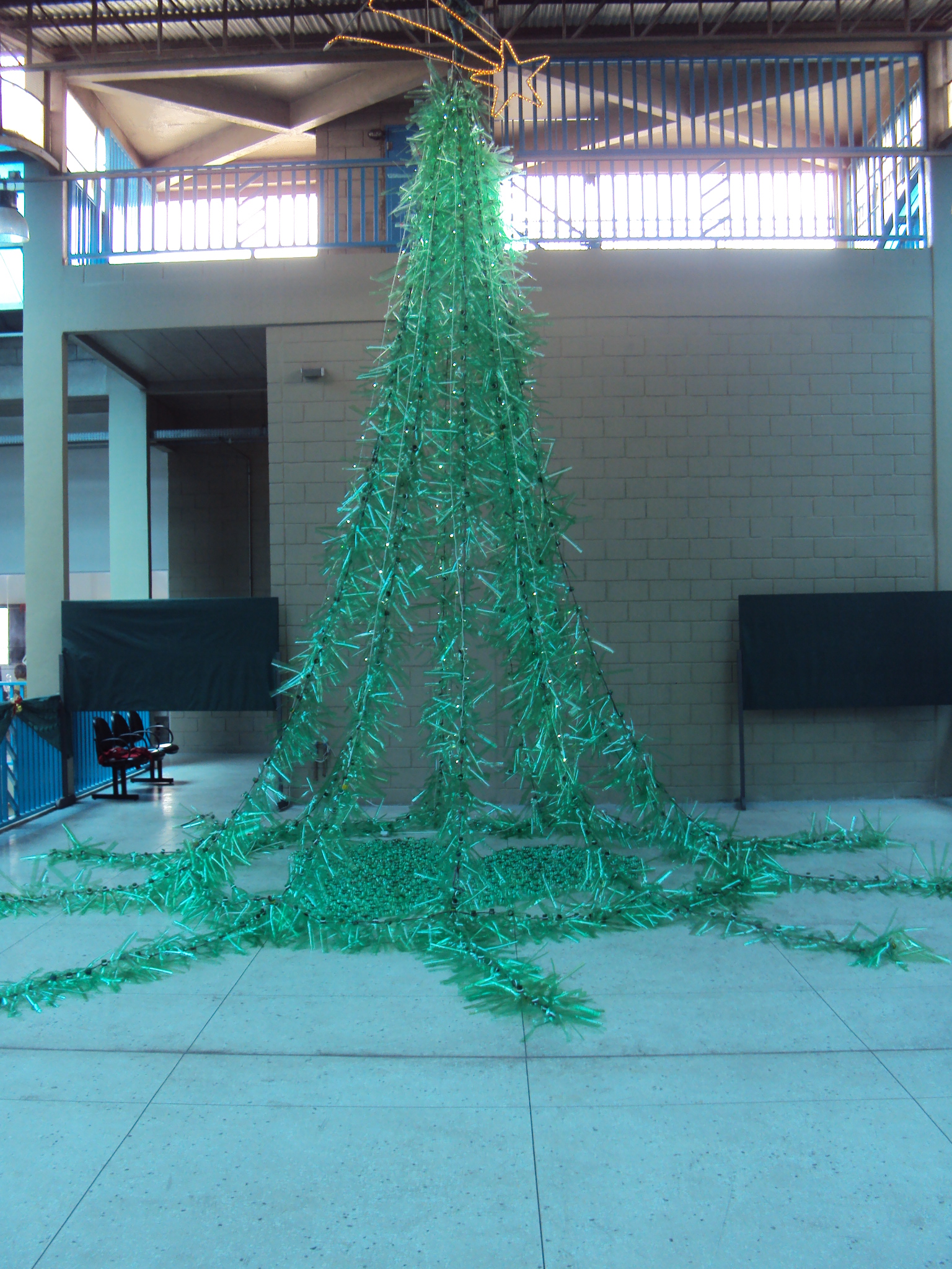 Funcionários da Sub de Itaquera montam árvore de natal com 1,5 mil garrafas  pet | Subprefeitura Itaquera | Prefeitura da Cidade de São Paulo