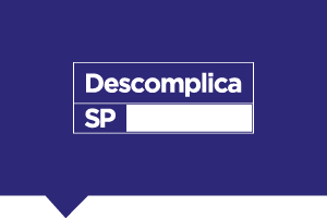 logo em azul e branco Descomplica SP