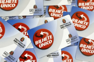 #PraCegoVer - Imagem contém vários bilhetes únicos com dois logotipos da Prefeitura de São Paulo.