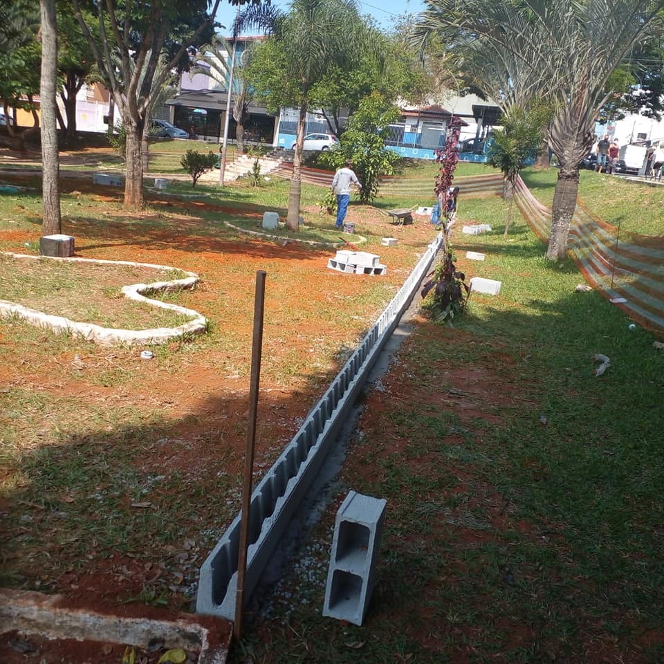 Imagem da Praça Jaguamitanga com tijolos perfilados para a construção do espaço voltado para o cachorródromo.