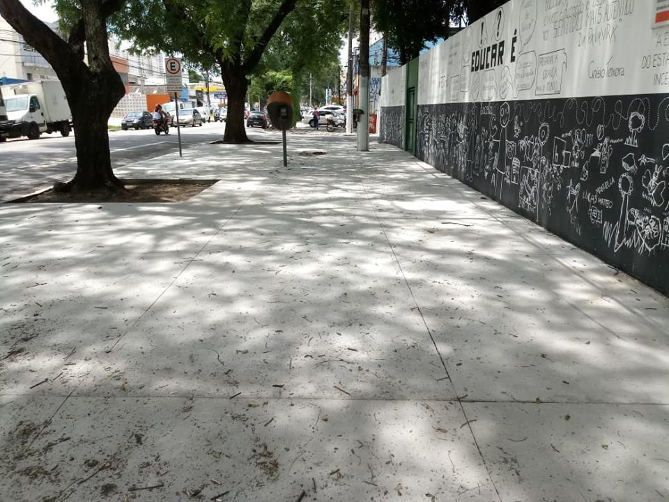 Calçada com novo pavimento de concreto, isenta de buracos