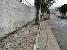 A calçada deteriorada na Unidade de Armazenamento da Subprefeitura, na Rua Artur Farjado, foi quebrada para receber um novo passeio 