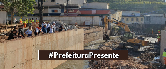 Autoridades observando obras no Ribeirão Perus