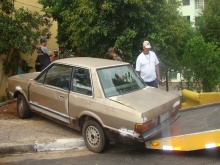Veículo abandonado na rua Senador Maynarde é recolhido pela Subprefeitura