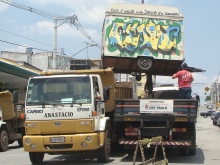 Operação removeu trailer abandonado da rua Miguel Motoki Ogushi