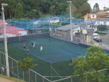 Campo de futebol coberto com tela de nylon após reforma.