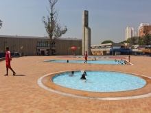Crianças da comunidade brincando nas duas piscinas infantis da unidade. Todas as atividades aquáticas são acompanhadas por salva-vidas.