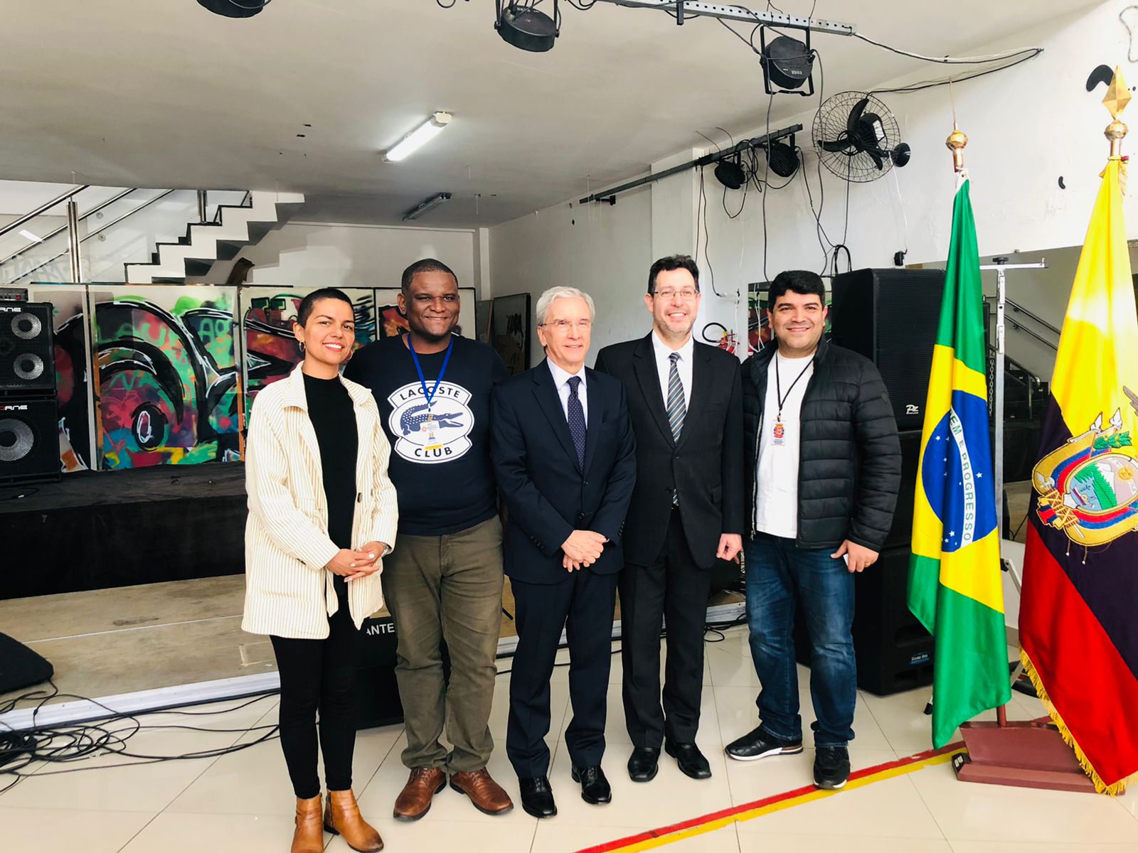 Foto posada de três autoridades do consulado equatoriano ao lado do subprefeito e do chefe de gabinete dentro da Casa de Cultura do Itaim Paulista.