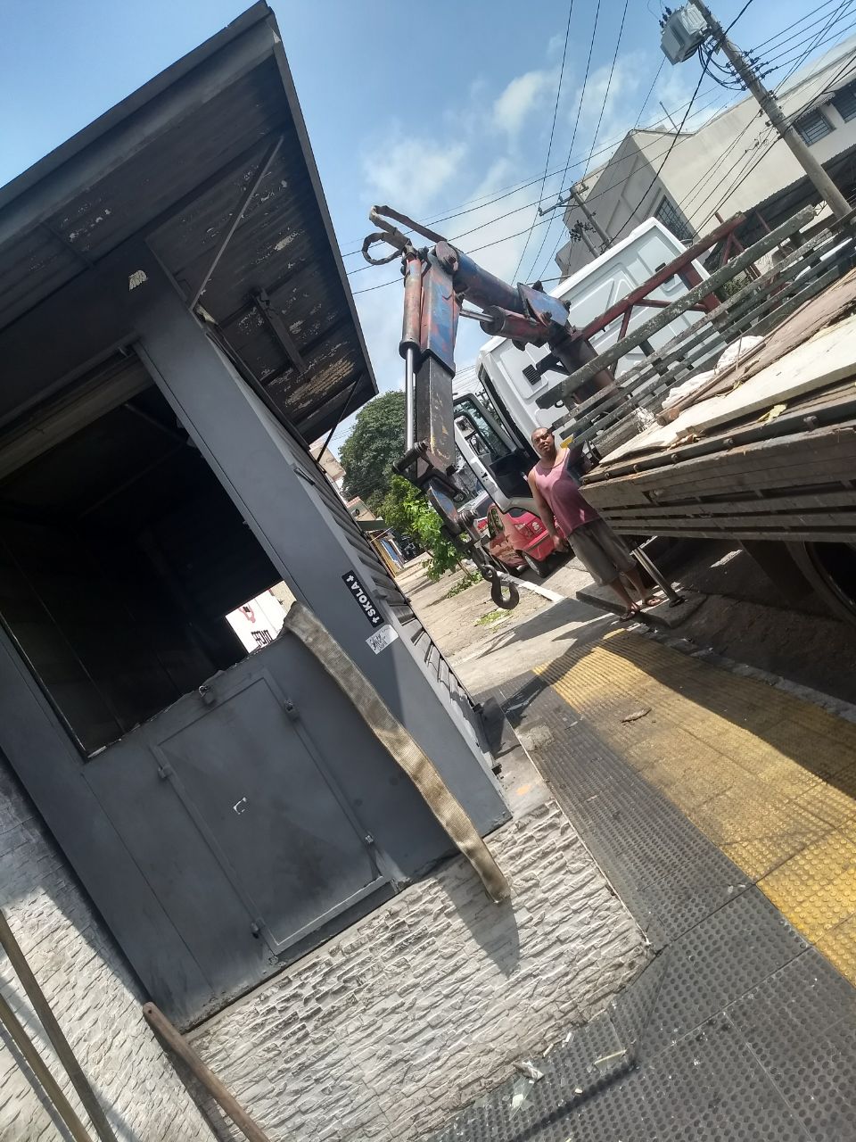 Banca de jornais e revistas sendo removida