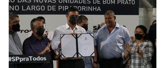 Representantes de São Paulo mostram o autorizo do início das obras do Bom Prato e Poupatempo
