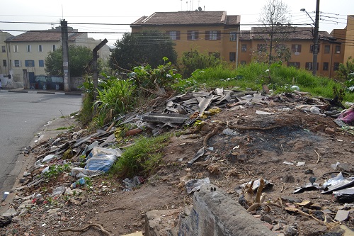 Ponto viciado de descarte  irregular de resíduos na Vila Bancária