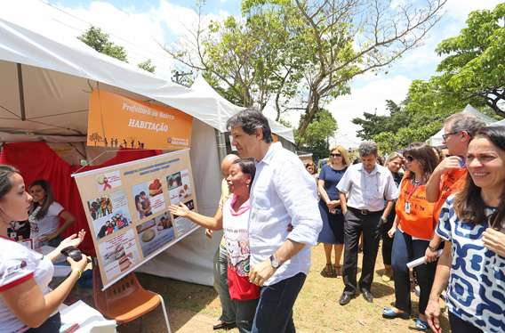 Prefeito visita tendas do 'Prefeitura no Bairro'