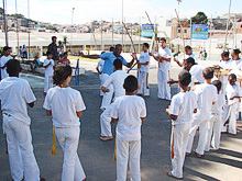 A capoeira é uma das das atividades oferecidas para crianças e adolescentes de 8 a 15 anos.