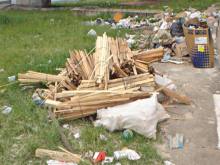 Lixo e entulho jogados na rua Malvana Ferreira Samorone, no Sacomã