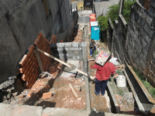 Equipe trabalha na contrução do novo escadão da Rua Luiz Caetano Martins, na Vila Marilu - Freguesia do Ó.