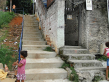 Os moradores da Rua do Mestre no Jardim Elisa Maria comemoram a construção das novas escadarias