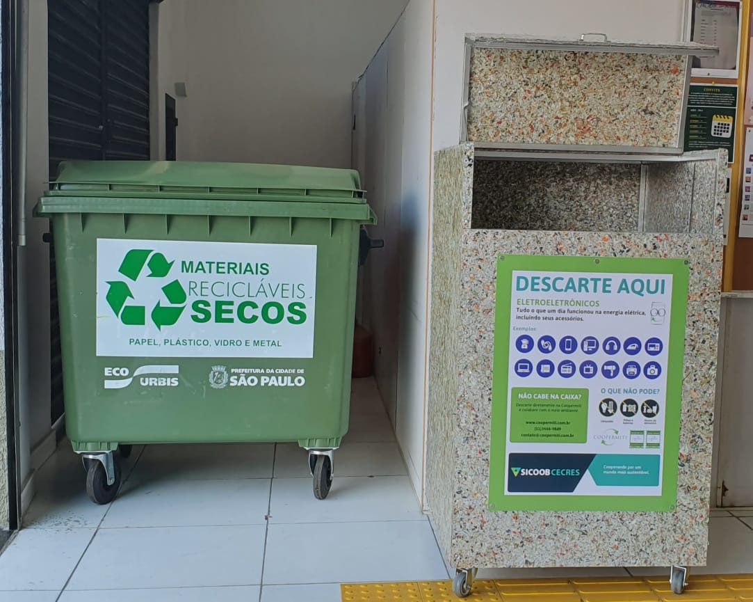 Container verde que recebe papeis, plásticos e metais e container para eletrônicos, lado a lado na subprefeitura Guaianases